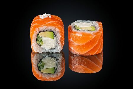 Ролл Филадельфия с огурцом и авокадо