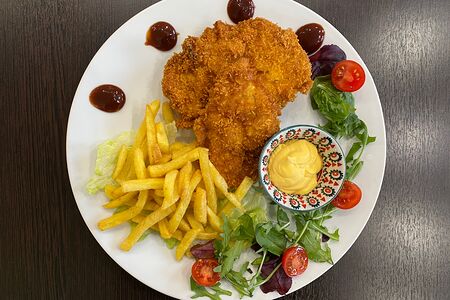 Куриный шницель в панировке с картофелем фри