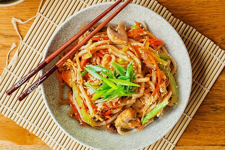 Вок с лапшой и овощами