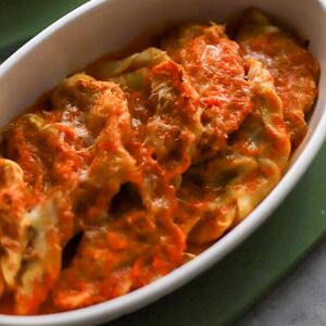 Запеченные вареники с картофелем и грибами в томатном соусе