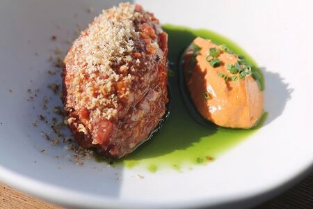 Тартар из говядины, сливочная харисса и пекан