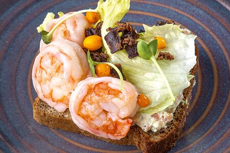 Сморреброд с лососем и креветкой