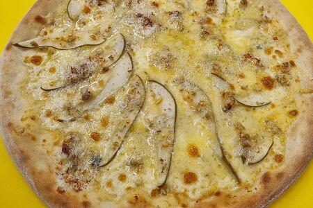 Пицца Груша с Горгонзолой