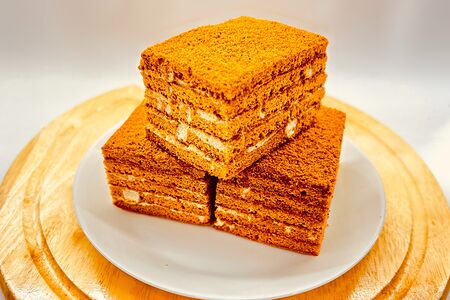 Медовое пирожное