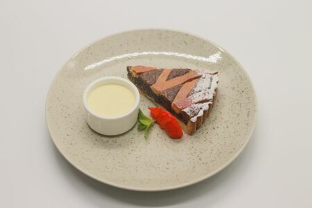 Маковый пирог с ванильным соусом