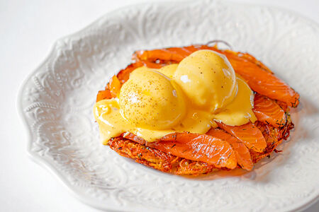 Драник с яйцом пашот и лососем