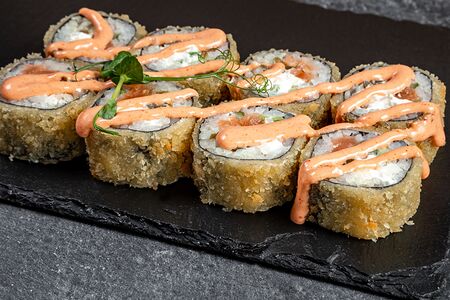 Тёплый ролл с острым лососем