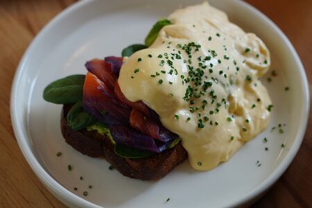 Бенедикт на бриоши с форелью