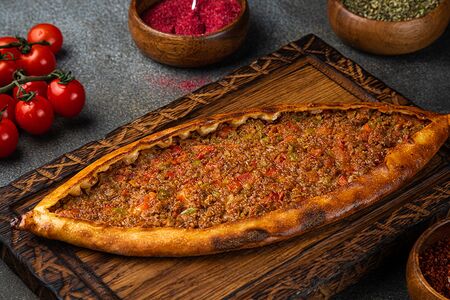 Пиде с рубленым мясом ягненка