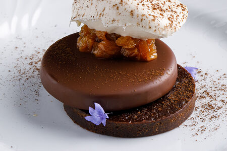 Брауни с солодом и муссом нуазет