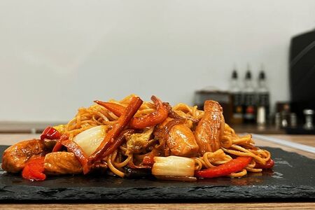 Удон с овощами и мясом