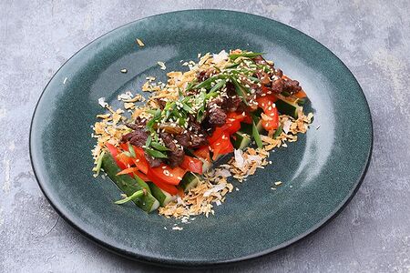 Салат с обжаренной говядиной