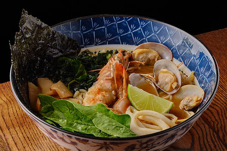 Рамен с вонголе, кальмарами и чёрной креветкой