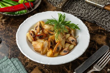 Жареный картофель с грибами и беконом