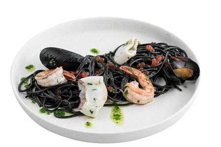 Черные спагетти с морепродуктами