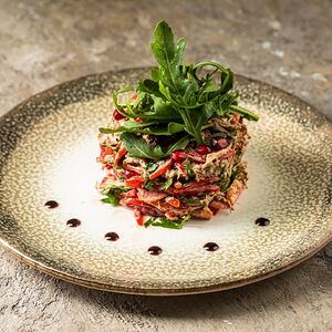 Салат с пряной говядиной