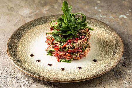 Салат с пряной говядиной