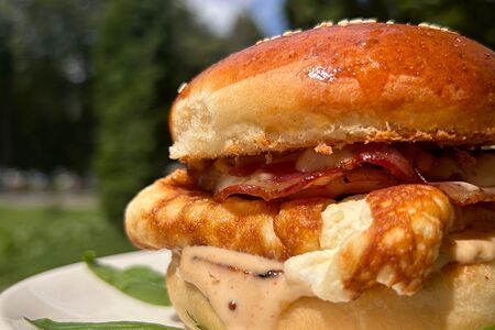 Бургер с креветкой, скрэмблом и беконом