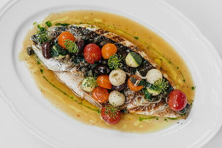 Филе дорадо с осенними овощами и средиземноморским соусом