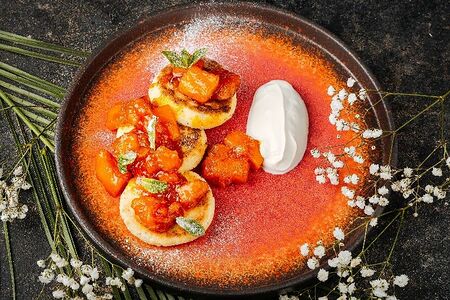 Сырники с облепиховым соусом и тыквенным соусом