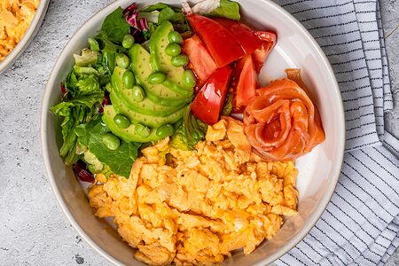 Скрэмбл боул с лососем