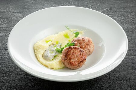 Мясные котлеты с картофельным пюре и грибным жюльеном