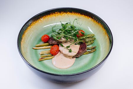 Говяжьи медальоны под сливочно-перечным соусом со спаржей