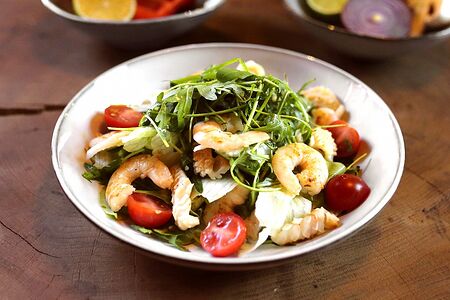 Микс-салат с креветками и кальмаром