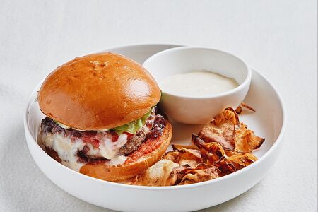 Бургер с говядиной, чипсы из корня сельдерея