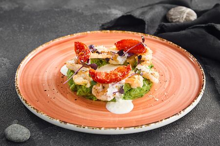 Креветки со шпинатным пюре