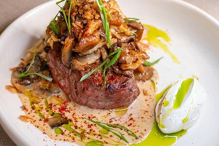 Говядина с грибным рагу и трюфельным соусом