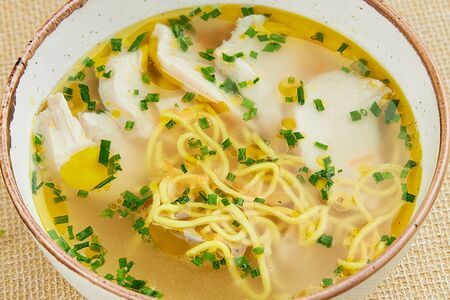 Бульон с лапшой и курицей