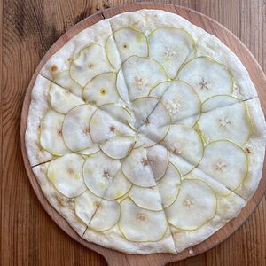 Груша с горгонзолой, пицца на тонком тесте