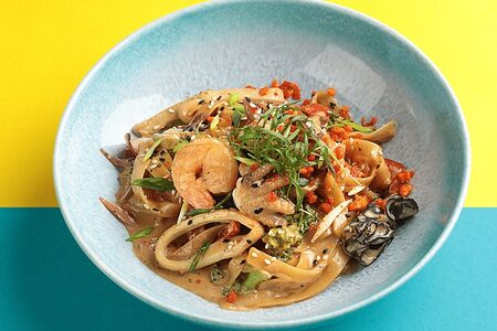 Вок с морепродуктами в сливочно-устричном соусе