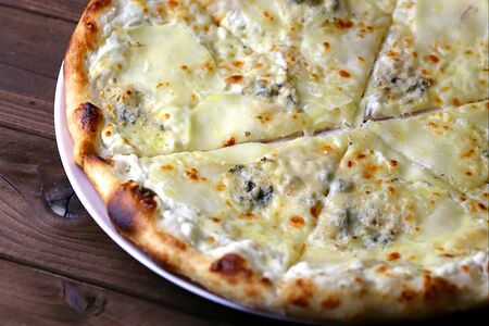 Пицца с грушей и горгонзолой