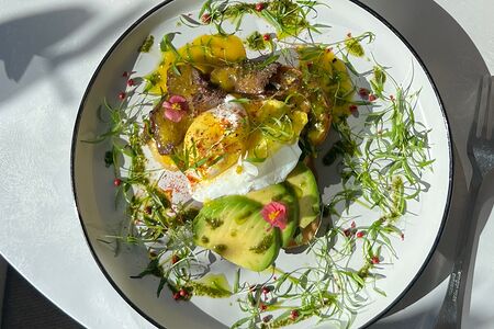 Бенедикт с ростбифом