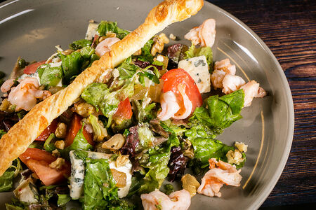 Салат с тигровыми креветками, глазированным яблоком, сыром с благородной плесенью и грецким орехом