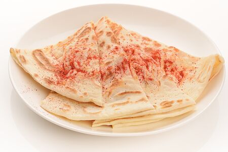 С курицей, томатами, корнишонами, сливочно-томатным соусом