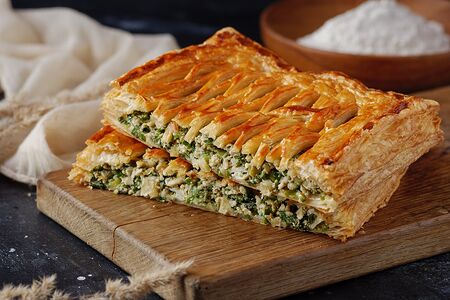 Пирог слоеный с зеленым луком и яйцом