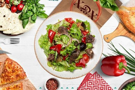 Теплый салат с баклажанами и говядиной