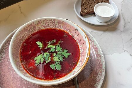 Борщ с говядиной, сметаной и цельнозерновым хлебом