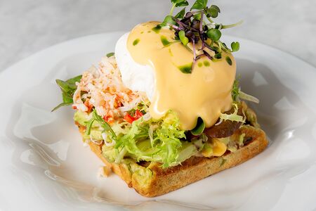 Бенедикт с крабом и голландским соусом на бриоше