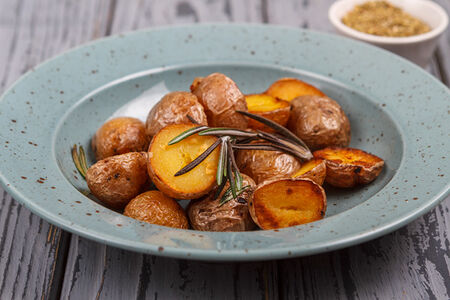 Беби картофель с розмарином