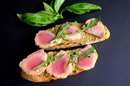 Тунец с пастой из оливок