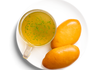 Бульон в стакане и пирожки с капустой