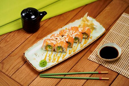 Ролл с лососем и соусом манго