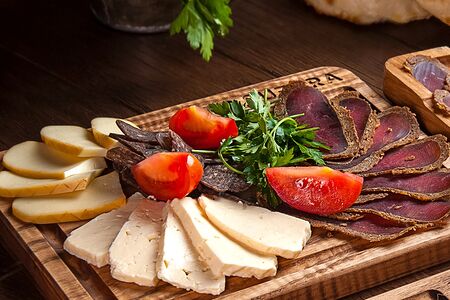 Кавказские сыры и мясные деликатесы