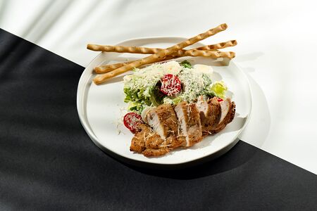 Салат Цезарь с пряной курицей и гриссини