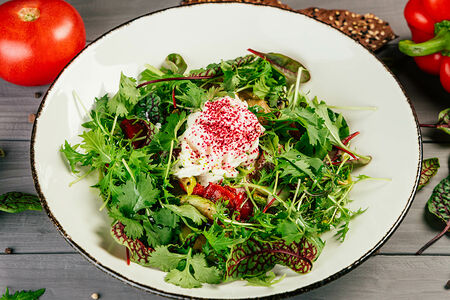 Салат из печенных овощей и сыром страчателла