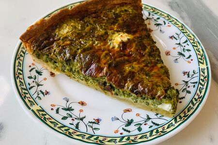 Пирог заливной с шпинатом и сыром